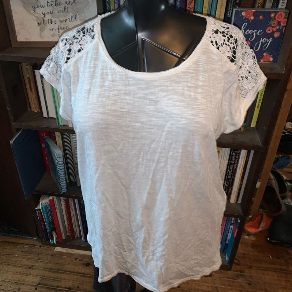 Chico’s white lace shoulder & neck 1/M normcore top